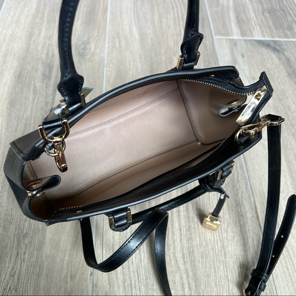 Michael Kors Hayes Medium Messenger - Picture 7 of 9